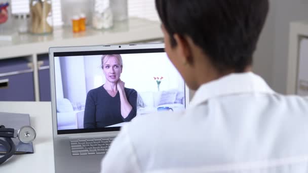 Starší Pacient Video Chatování Lékařem — Stock video