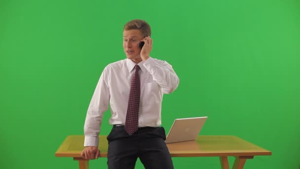 Zakenman Zit Rand Van Het Bureau Praat Mobiele Telefoon — Stockvideo