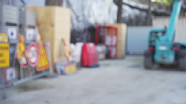 Rozmazané Pozadí Tabulky Pouličních Značek Strojů Staveništi Odostřený Výstřel Bagrovacího — Stock video