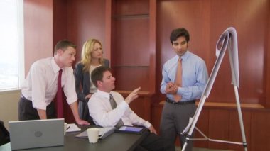 Genç iş arkadaşları ofiste sunum yapıyor.