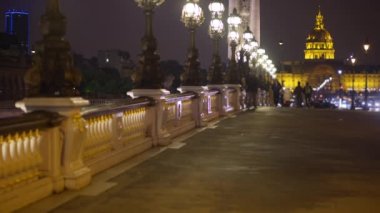 Paris 'teki Pont Alexandre III ve Les Invalides' in arka plâkası. Bokeh sokak trafiğini ve şehir ortamında yürüyen insanları çekti