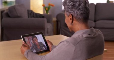 Afrika Büyükanne görüntülü tablete sohbet