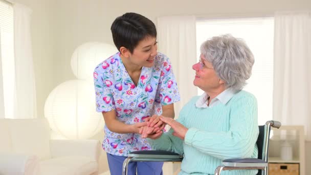 Enfermera China Felizmente Hablando Con Paciente Anciano — Vídeos de Stock