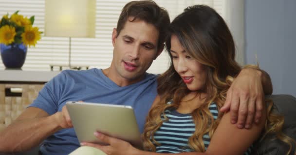 Casal Interracial Feliz Usando Tablet Juntos Sofá — Vídeo de Stock