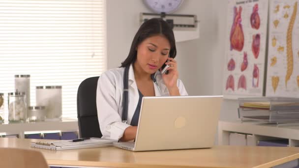 Asiatischer Arzt Telefoniert Büro — Stockvideo