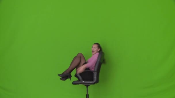 Ofis Sandalyesiyle Dans Eden Genç Kadını — Stok video