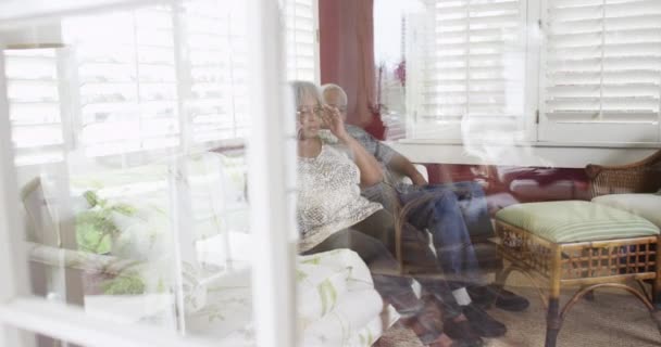 Yaşlı Siyah Çift Koltukta Oturmuş Telefonda Konuşuyor — Stok video