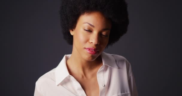 Gri Arka Planda Gülümseyen Gülen Afro Saçlı Afrikalı Kadın — Stok video