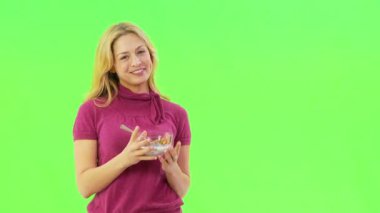 kadın bir kase mısır gevreği ile