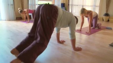 İnsanlar yoga sınıfı