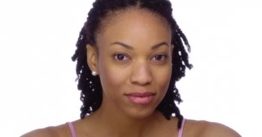 Güzel siyah kadın kameraya bakıyor.