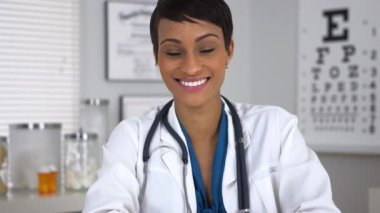 Ofisteki masada oturan doktor.