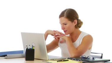 İş kadını Laptop 'ta çalışıyor