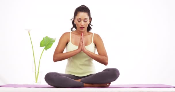 Güzel Latin Yoga Mattı Üzerine Meditasyon Yapıyor — Stok video