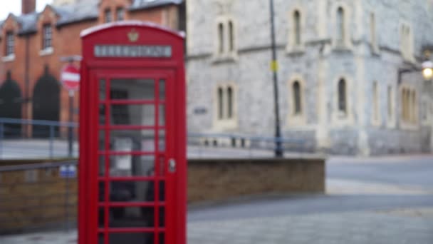Rozkojarzony Widok Tradycyjnej Budki Telefonicznej Anglii Nieostre Tło Tablicy Miejskich — Wideo stockowe