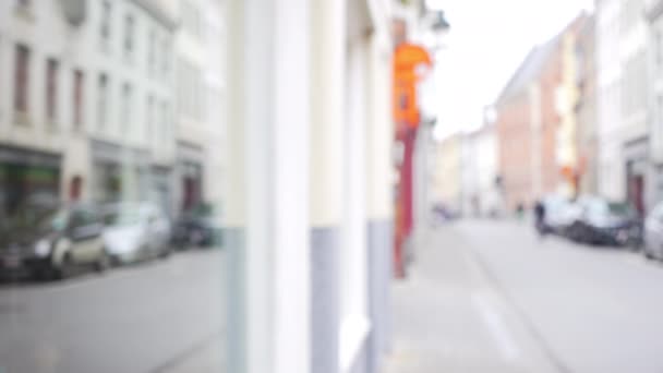 Unscharfes Hintergrundschild Einer Stadtstraße Mit Vorbeifahrenden Autos Für Eine Nahaufnahme — Stockvideo