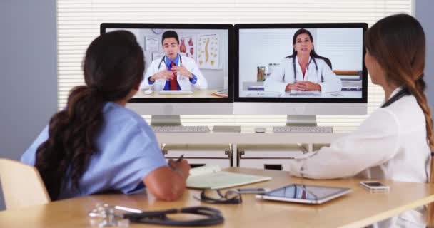 Equipo Médicos Diversos Hablando Condición Paciente — Vídeo de stock