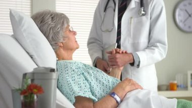 Meksikalı doktor yaşlı kadını teselli ediyor.