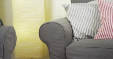 Genç kadın iyi bir kitap okuma