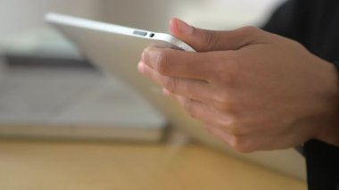 Tablet bilgisayar kullanan iş kadınını kapat