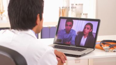 Meksikalı çift görüntülü konuşma yoluyla doktorla konuşuyor