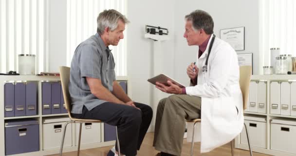 Ανώτερος Γιατρός Συμβουλεύεται Ώριμο Ασθενή Δισκίο — Αρχείο Βίντεο