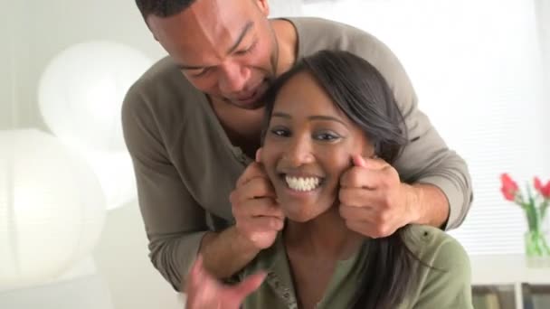 Afrikanisches Paar Verhält Sich Dumm — Stockvideo