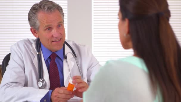 Médico Ouvindo Perguntas Mulher Sobre Prescrição — Vídeo de Stock