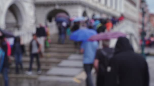 雷雨期间 游客人群走过大桥的背景模糊不清 意大利威尼斯的行人走在桥上 手里拿着雨伞 — 图库视频影像