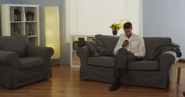 Empresário Relaxante Casa Sofá Com Smartphone — Vídeo de Stock