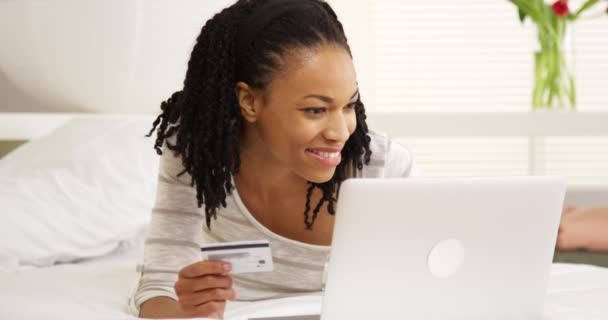 Gelukkig Zwarte Vrouw Die Lacht Met Laptop Creditcard — Stockvideo