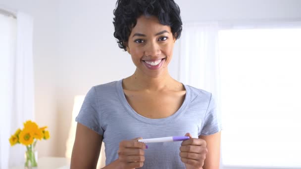 Mujer Afroamericana Feliz Con Prueba Embarazo — Vídeos de Stock