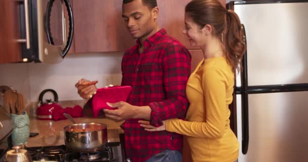 Afroamerikaner Und Kaukasisches Millennial Paar Kochen Gemeinsam Marinara Frau Probiert — Stockvideo