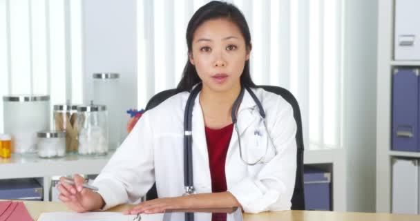 Asiatique Médecin Parler Caméra Bureau — Video