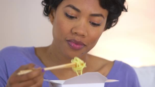 Wanita Kulit Hitam Makan Mie Dari Masakan Cina — Stok Video