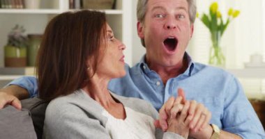 Üst düzey birkaç gülüyor ve kameraya konuşurken