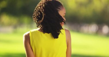 parkta gülümseyerek mutlu bir kadın