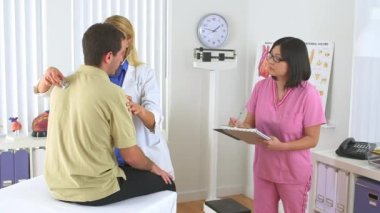 Doktor ve hemşire hastayla konuşuyor