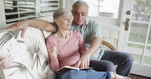 Pareja Madura Sentada Escribiendo Diario — Vídeos de Stock