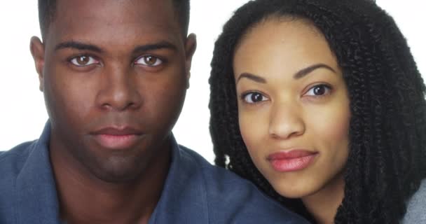 Atraktivní Pár Afrických Amerických Před Bílým Pozadím — Stock video