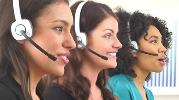 Drei Kundendienstmitarbeiter Sprechen Über Headsets — Stockvideo