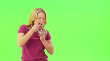 kadın bir kase mısır gevreği ile