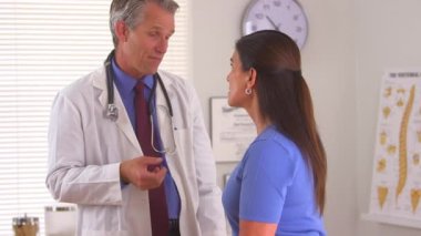 Doktor kadın hastaya tavsiye veriyor.