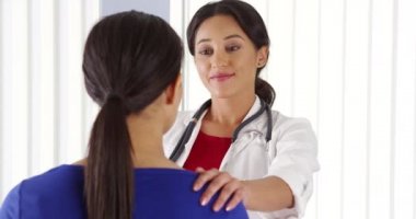 İspanyol doktor Afro-Amerikan hasta konuşmaya dinliyor