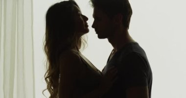 Pencere önünde samimi olmak karışık yarış çift