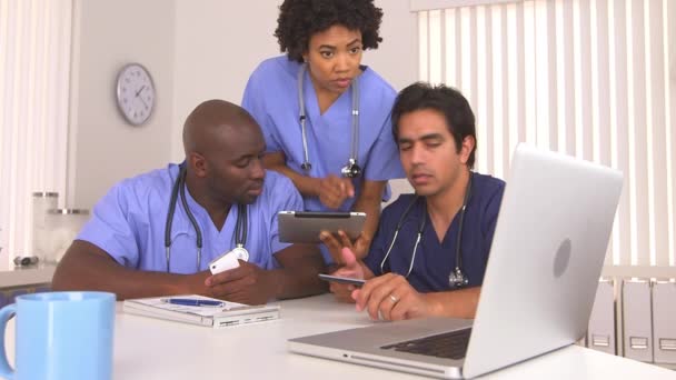 Multietnická Skupina Lékařů Používající Počítač Tablet — Stock video