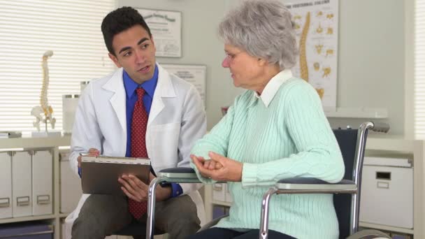 Médico Mexicano Tomando Notas Con Anciana — Vídeo de stock