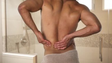 Sırtı ağrıyan bir adam