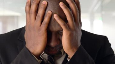 Afrika kökenli Amerikalı işadamı el ele tutuşuyor.