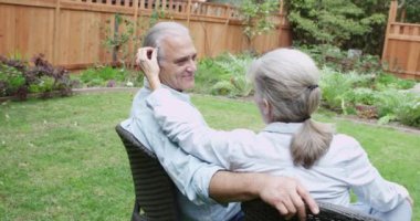 Bahçede oturan yaşlı çift